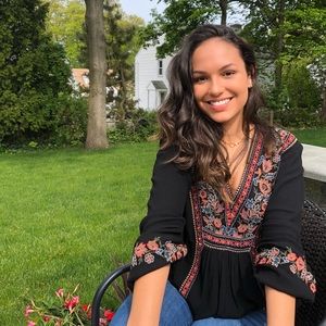 Cute AEO spring/summer v-neck top w/ floral print